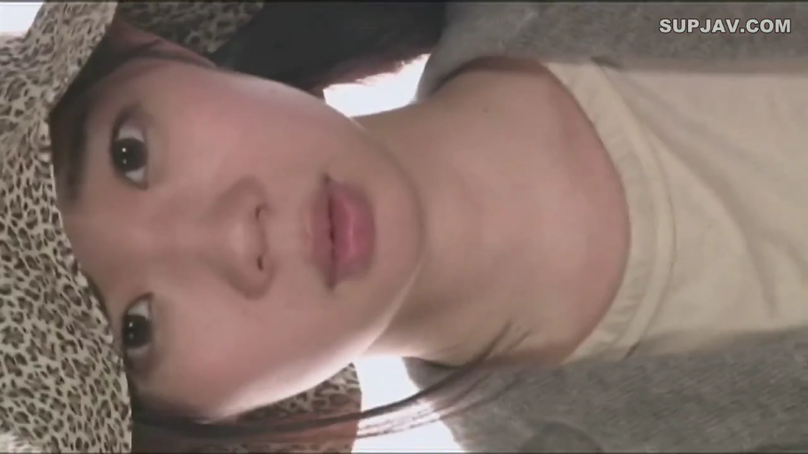 室内 · 脸部特写 · 豹纹帽子