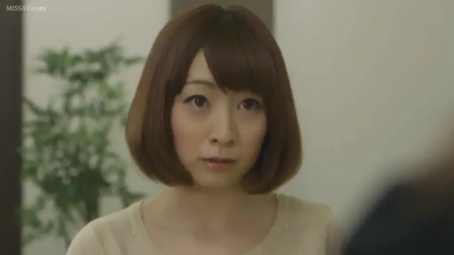 室内 · 平静 · 盆栽 · 对视 · 短发 · 头部特写 · 正面 · 浅色针织衫