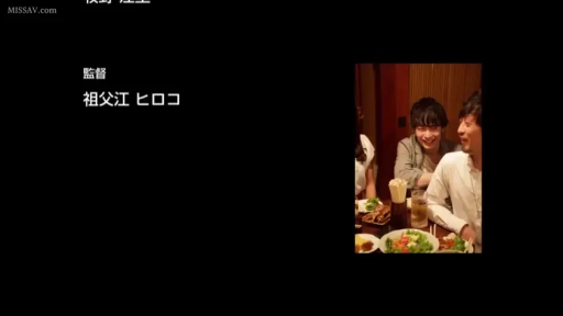 坐姿 · 中景 · 餐厅 · 笑容 · 休闲服 · 餐具 · 聚餐 · 日本