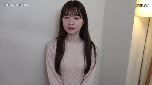 室内 · 站立 · カメラに向かって · 自然 · 半身 · 长发 · 灯具 · ベージュのニットセーター