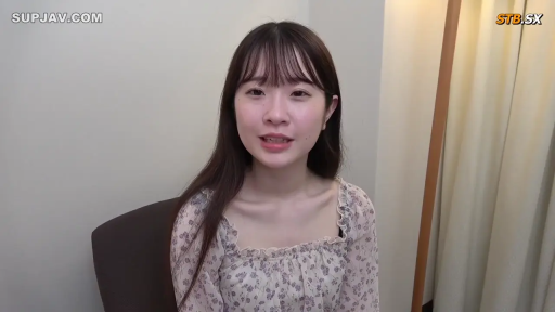 室内 · 坐姿 · 微笑 · 面对镜头 · 半身 · 椅子 · 碎花裙