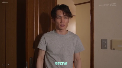 坐姿 · 中景 · 微笑 · 客厅 · 条纹长裙 · 访谈 · 棕色沙发
