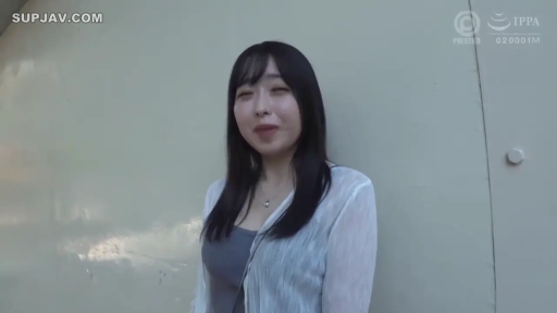 單人 · 站立 · 中景 · 微笑 · 项链 · 白色开衫 · 注視 · 室外