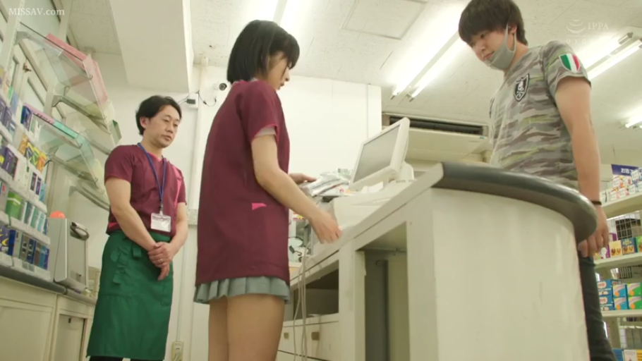 Stand · Medium shot · Plot · 制服 · 便利店 · bland · 收银机 · 收银