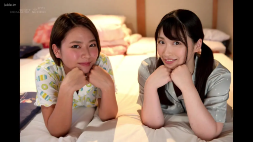 室内 · 俯卧 · 微笑 · 床 · 半身 · 对视 · 双人 · 睡衣