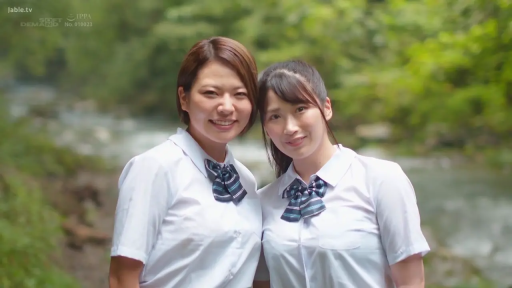 面部 · 校服 · 站立 · 微笑 · 领结 · 开心 · 河边