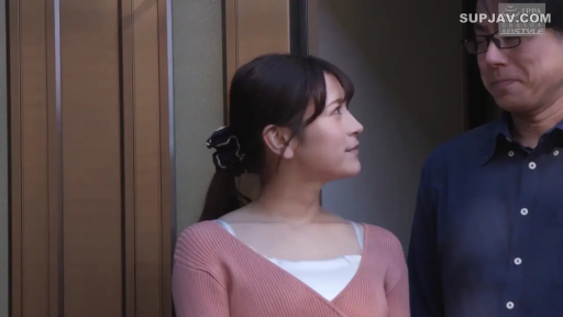 Stand · Smile · Half-body · Eye contact · Sweater · 日常 · At the door · 房门