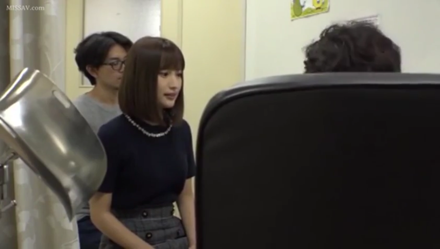 座り姿勢 · 会話 · 真剣 · 办公椅 · 中景 · 職場のストーリー · 灰色格纹裙 · 室内办公室