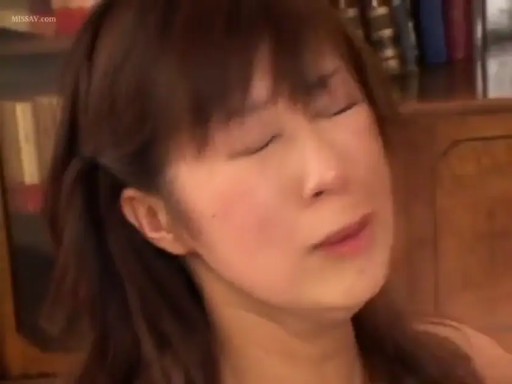 Sitting Posture · Intoxicated · Close your eyes · 面部特写 · Everyday clothes · 书房 · Bookshelf