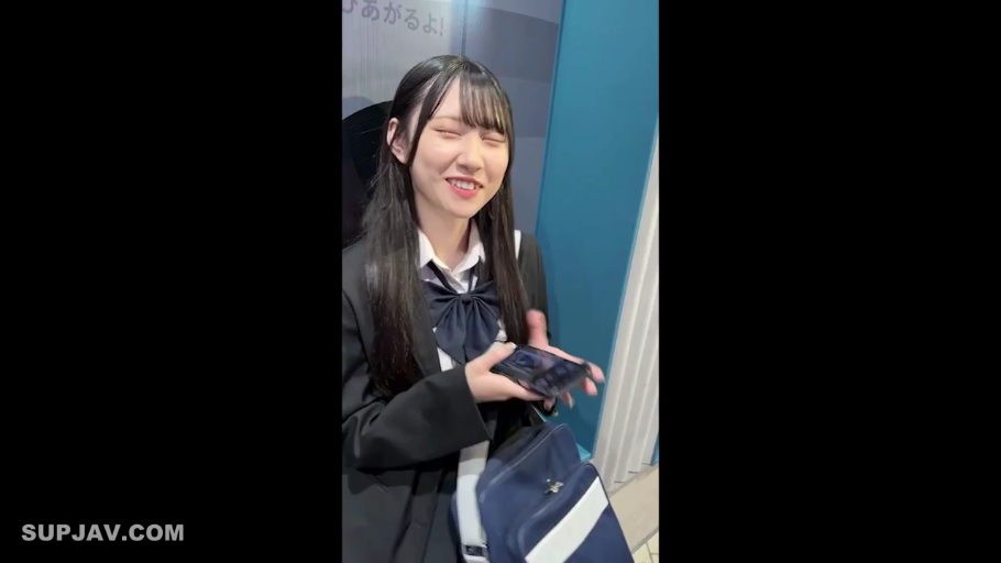 室内 · 站立 · 半身 · 手机 · JK制服 · 玩手机 · 亚洲 · 眯眼微笑