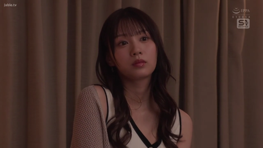 坐姿 · 平静 · 项链 · 凝视 · 针织开衫 · 胸部以上特写 · 室内窗帘前