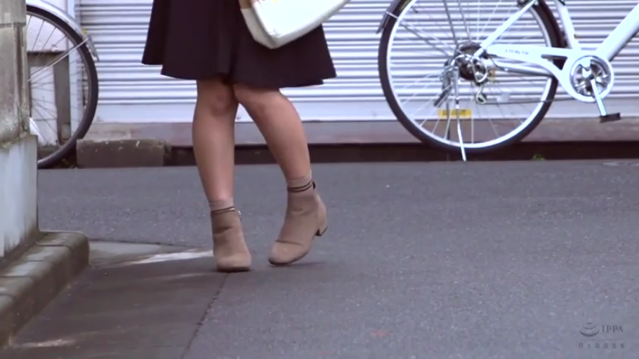 站立 · 腿部 · 户外街道 · 自行车 · 棕色短靴 · 非裸露 · 停留