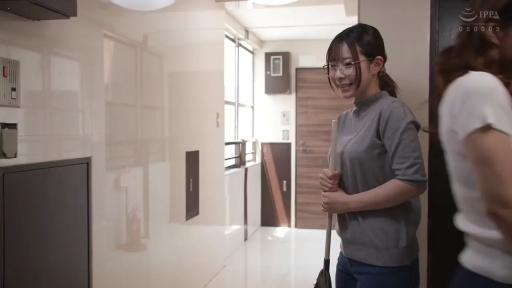 中景 · 剧情画面 · 牛仔裤 · 微笑 · 扫帚 · 面对面站立 · 室内走廊 · 两人对话