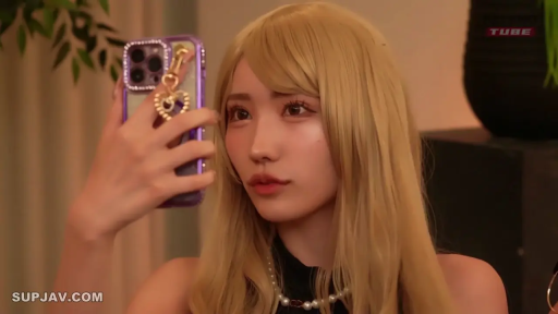 室内 · 脸部特写 · 黑色上衣