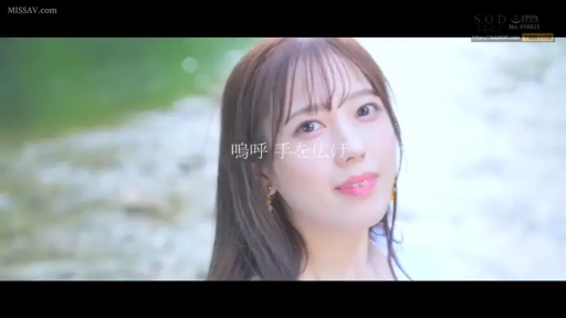 面部 · 站姿 · 白色上衣 · 耳坠 · 甜美微笑 · 清纯风格 · 凝视镜头 · 户外自然风景