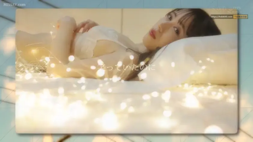 中景 · 床上 · 凝视 · 妩媚 · 侧卧 · 白色蕾丝内衣 · 灯串 · 艺术氛围