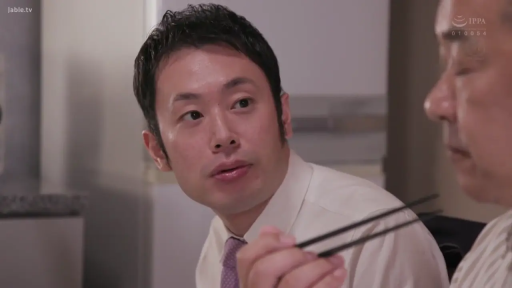 室内 · 坐姿 · 面部 · 进食 · 平和 · 衬衫领带 · 筷子 · 背景模糊