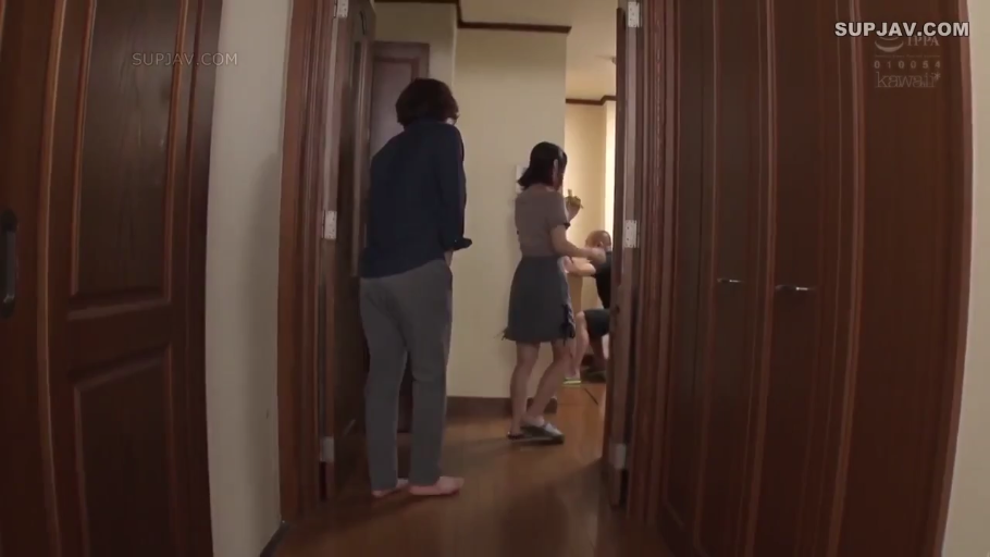 站立 · 全景 · 走廊 · 休闲服 · 走动