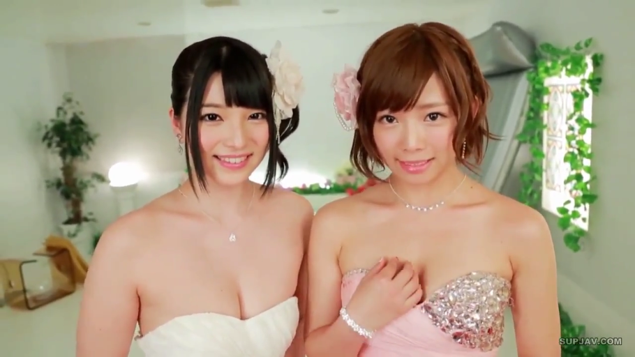 微笑 · 半身特写 · 二人 · 注视镜头 · 室内影棚 · 发饰 · 并肩站立 · 抹胸礼服