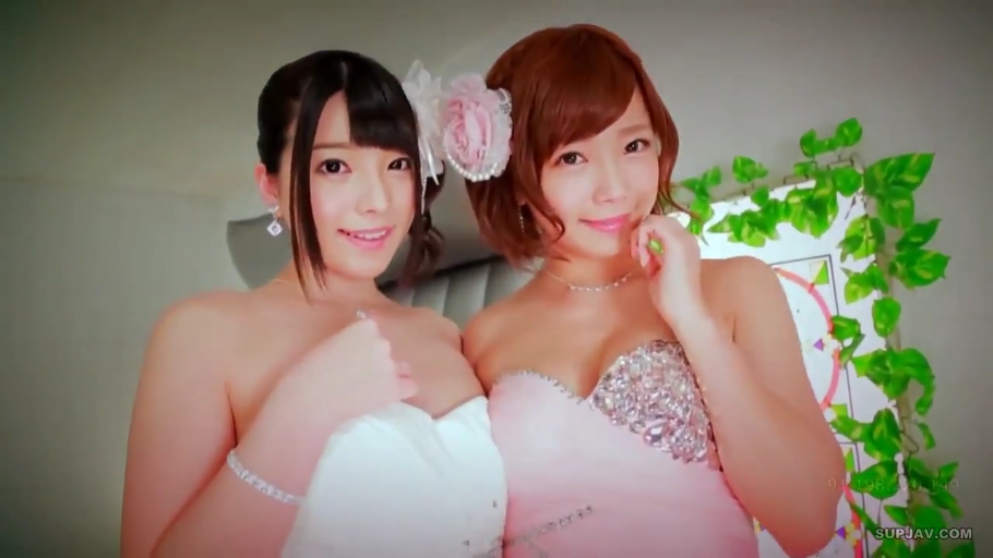 室内 · 上半身特写 · 双人 · 注视镜头 · 甜美微笑 · 依偎 · 花朵发饰 · 抹胸礼服