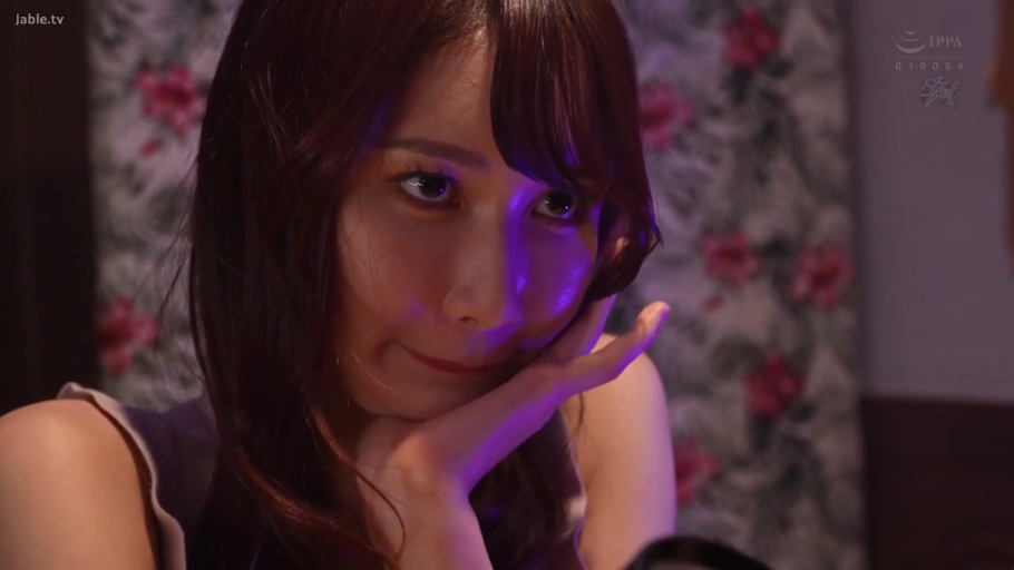 室内 · 顔部のクローズアップ · 注視 · 长发 · 无袖上衣 · 托腮 · 娇羞