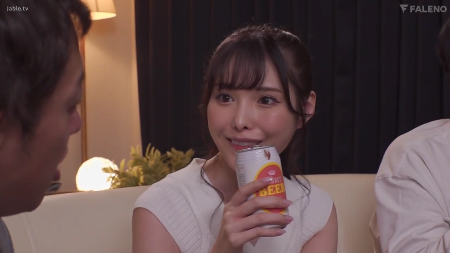 坐姿 · 微笑 · 客廳 · 面部特寫 · 白色無袖針織衫 · 啤酒 · 拿啤酒罐