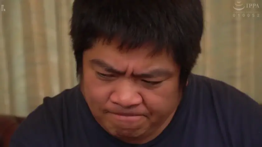 Indoor · Sitting Posture · Close-up of the face · Pain · Male · 黑色短袖 · frown