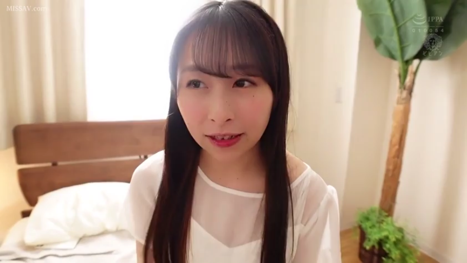 严肃 · 半身 · 手提包 · 街道 · 行走 · 户外 · 西装 · 步行