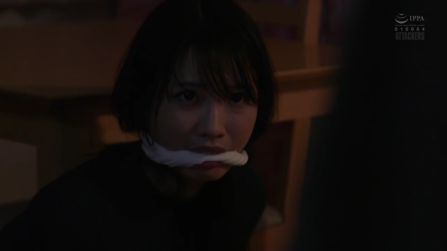 室内 · 坐姿 · 脸部特写 · 束缚 · 恐惧 · 黑色长袖 · 被塞嘴 · 布条口塞