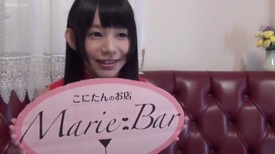 室内 · 坐姿 · 微笑 · 旗袍 · 亚洲女性 · 半身像 · 标牌 · 展示标牌