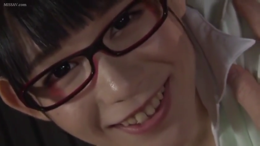 室内 · 顔部のクローズアップ · 白衬衫 · 横に頭を傾ける