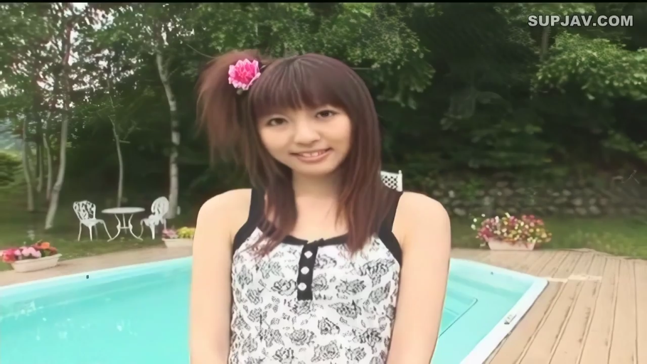 中景 · 微笑 · 对视 · 泳池 · 碎花背心 · 正面站立 · 头饰花朵