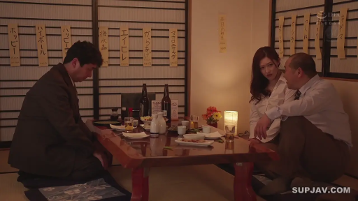 坐姿 · 交谈 · 严肃 · 中景 · 多人 · 居酒屋 · 衬衫西装 · 酒瓶餐具