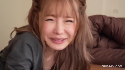 室內 · 脸部 · 俯臥 · 灰色上衣 · 靠墊 · 凝视 · 日常 · 灿烂微笑