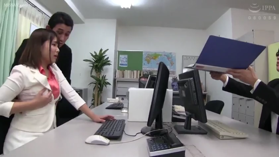 坐姿 · 揉乳 · 办公室 · 中景 · 文件夹 · 职场 · 惊慌 · OL套装