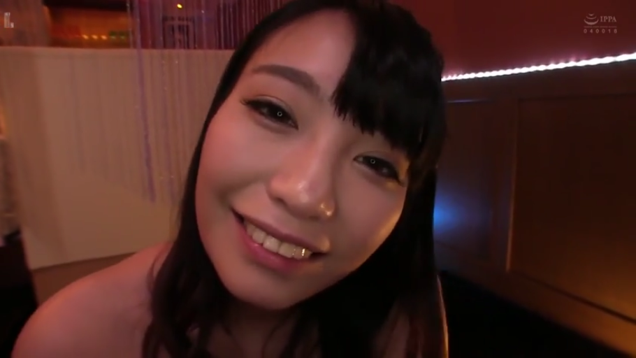 室内 · 俯身 · 脸部特写 · 昏暗灯光 · 对视 · 裸肩 · 灿烂笑容