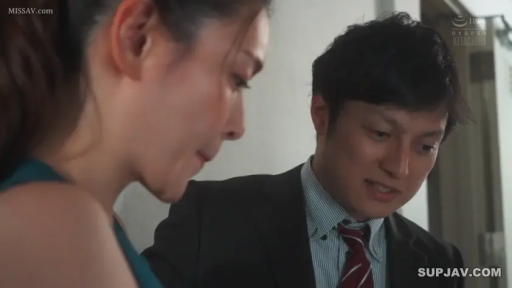 站立 · 展示 · 自然 · 摄影棚 · 白色内衣 · 编号隔板 · 背景多人