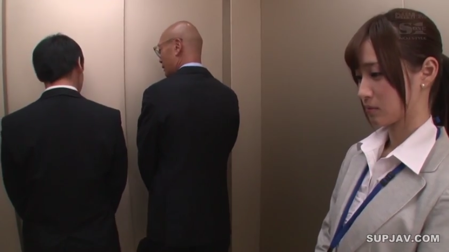 站立 · ビジネススーツ · プロット · 侧脸特写 · 局促 · エレベーター · 等待 · 工作证