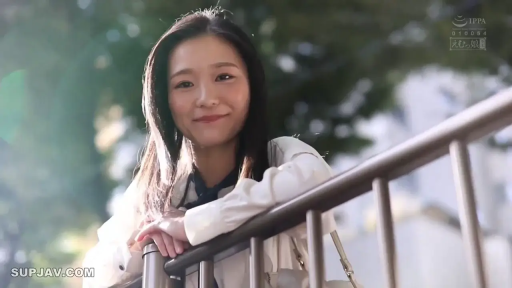 白色衬衫 · 室外 · 注视镜头 · 温柔微笑 · 逆光 · 单肩包 · 半身照 · 凭栏而立