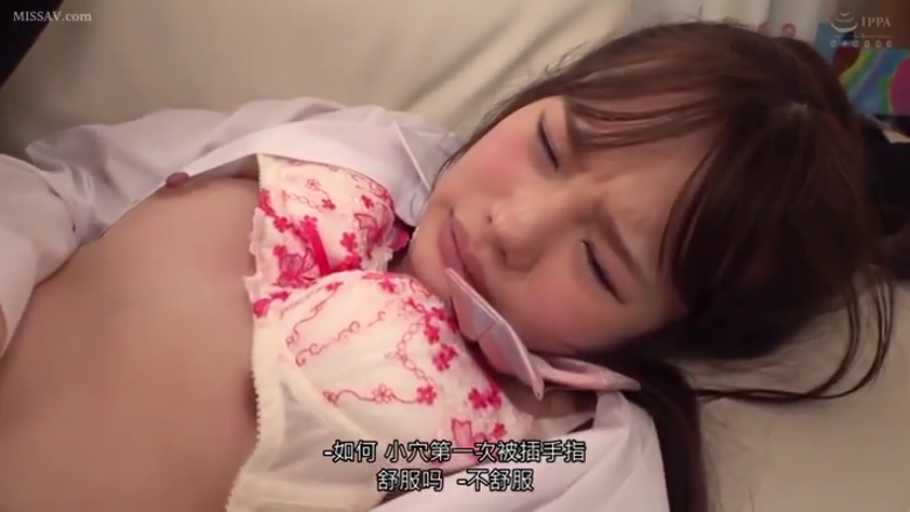 床铺 · 隐忍 · 字幕 · 粉色蕾丝文胸 · 指入 · 面部特写 · 卧姿