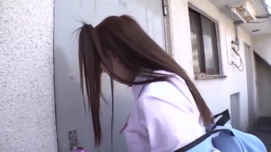 前倾 · 开门 · 邻家 · 书包 · 公寓走廊 · 背影 · 蓝色背包