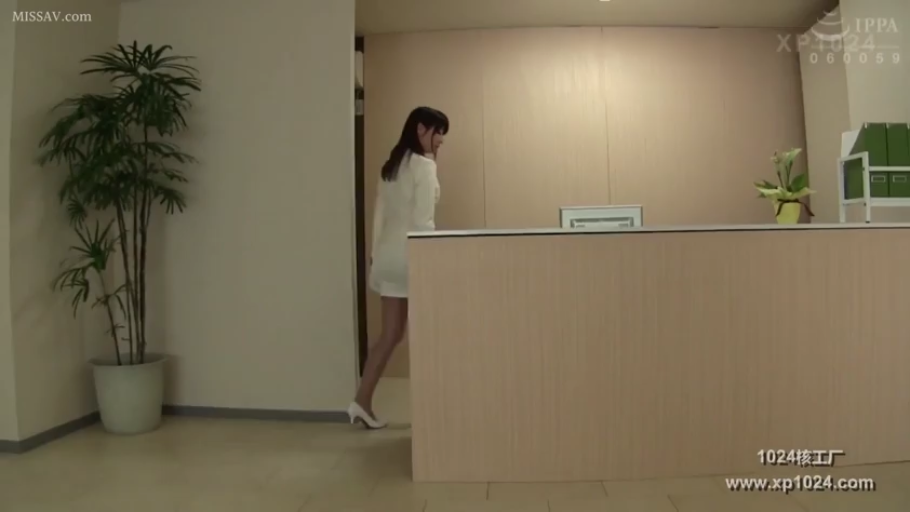 全身 · 平静 · 盆栽 · 水印 · 日常 · 走动 · 白色职业裙 · 前台