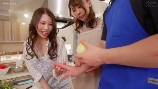 站立 · 半身 · 厨房 · 笑容 · 互动 · 围裙 · 洋葱