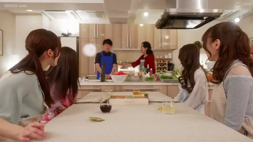 座り姿勢 · 中景 · 微笑 · キッチン · エプロン · 食材 · 聚餐 · 複数人シーン