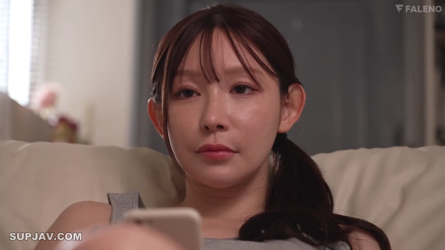 室内 · 座り姿勢 · 顔部のクローズアップ · グレーなベスト · スマホを見る · 無表情 · 马尾 · スマートフォン