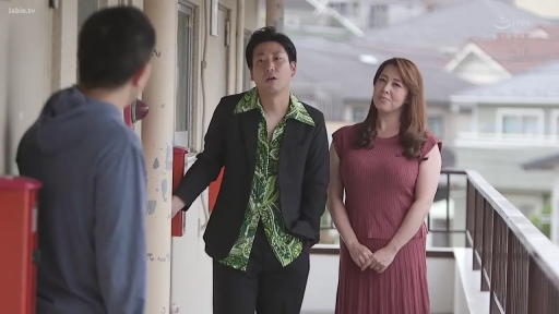 真剣 · 全身 · 站立 · 走廊 · ワンピース · 熟女 · 対峙