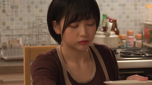 座り姿勢 · 面部 · キッチン · ショートヘア · 餐具 · 褐色上衣 · 恬静 · 端盘子