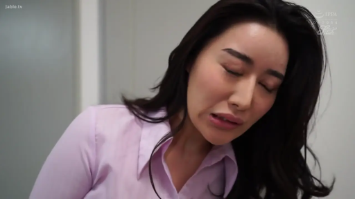 室內 · 俯身 · 迷離 · 面部特寫 · 熟女 · 粉色襯衫