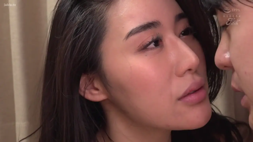 室内 · 脸部特写 · 裸肩