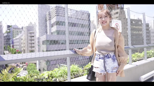 全身 · 站立 · 闭眼微笑 · 街头采访 · 背心短裤 · 指示牌 · 户外天桥 · 斜靠护栏